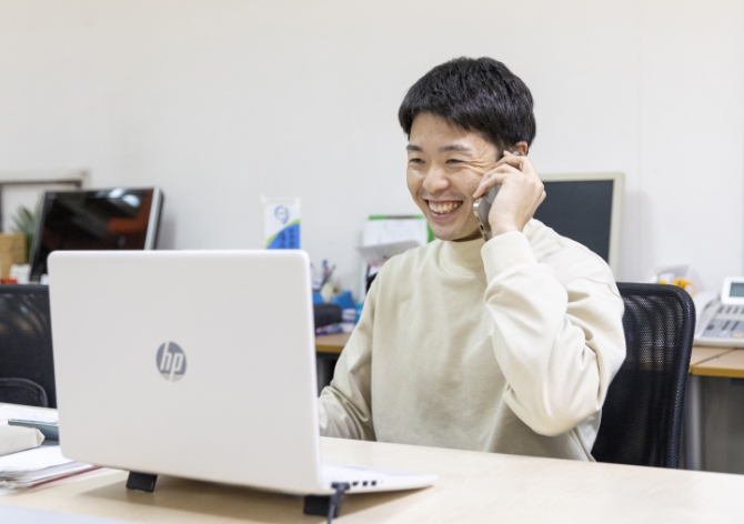 笑顔で対応するスタッフ