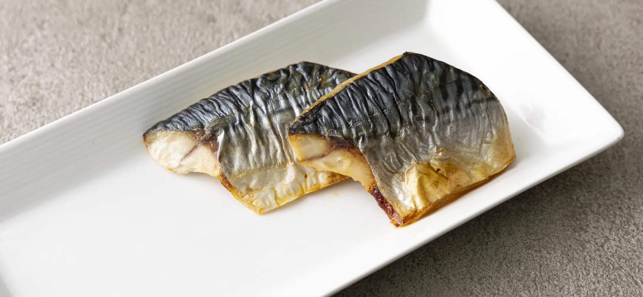 白い皿に盛られた有限会社和幸の商品（サバ）