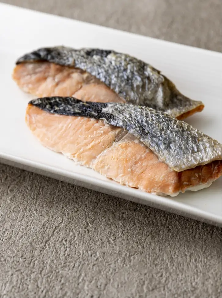 小売業 皿に盛り付けられた焼き鮭の切り身